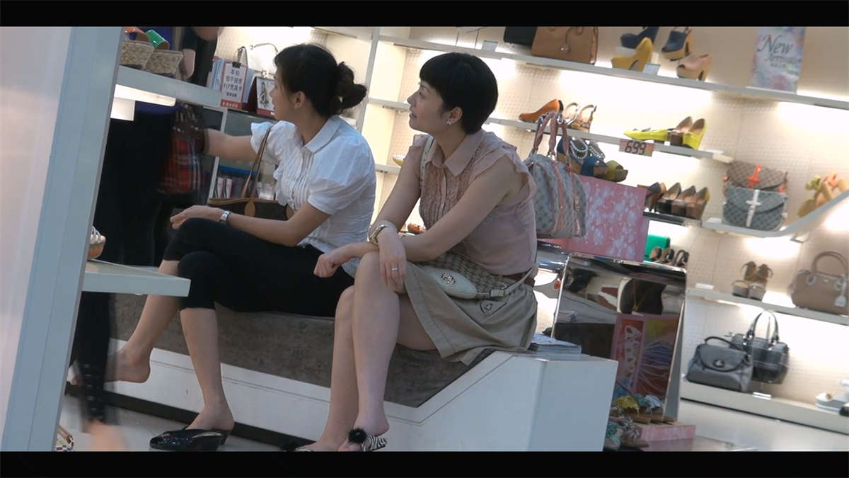 图片[2]-陪坐的少妇玉足漂亮的喧宾夺主-日更街拍