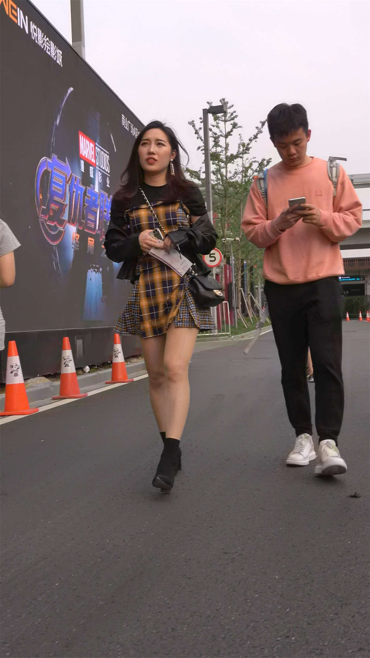 图片[2]-性感短裙美腿时尚美女-日更街拍