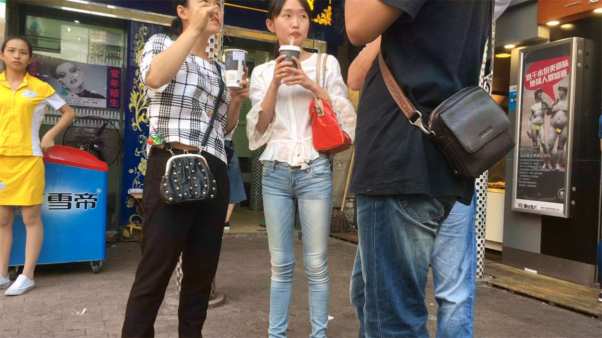 街边的牛仔小妹紧绷宽臀-日更街拍