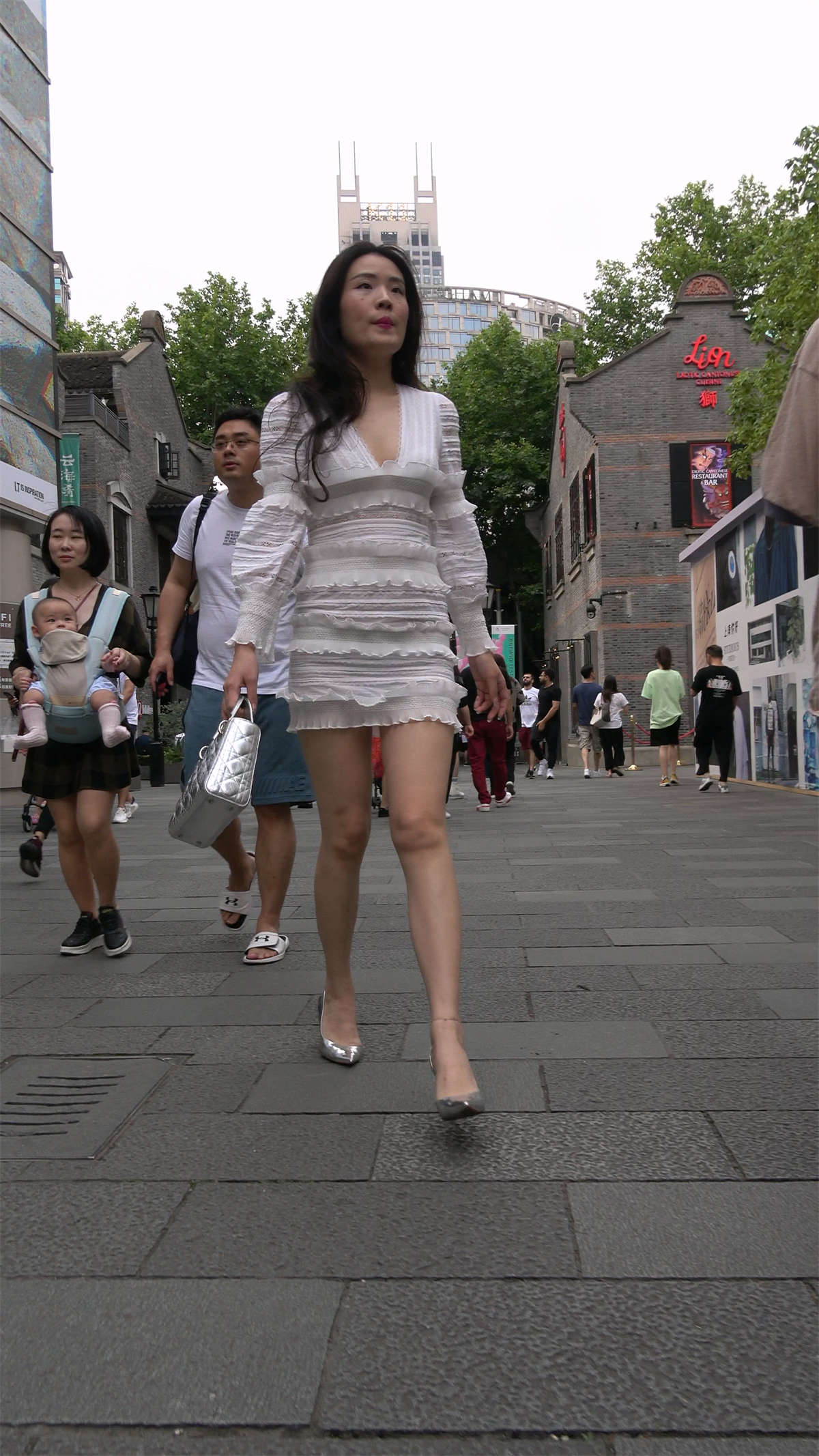 性感的高跟鞋白裙美姐-日更街拍