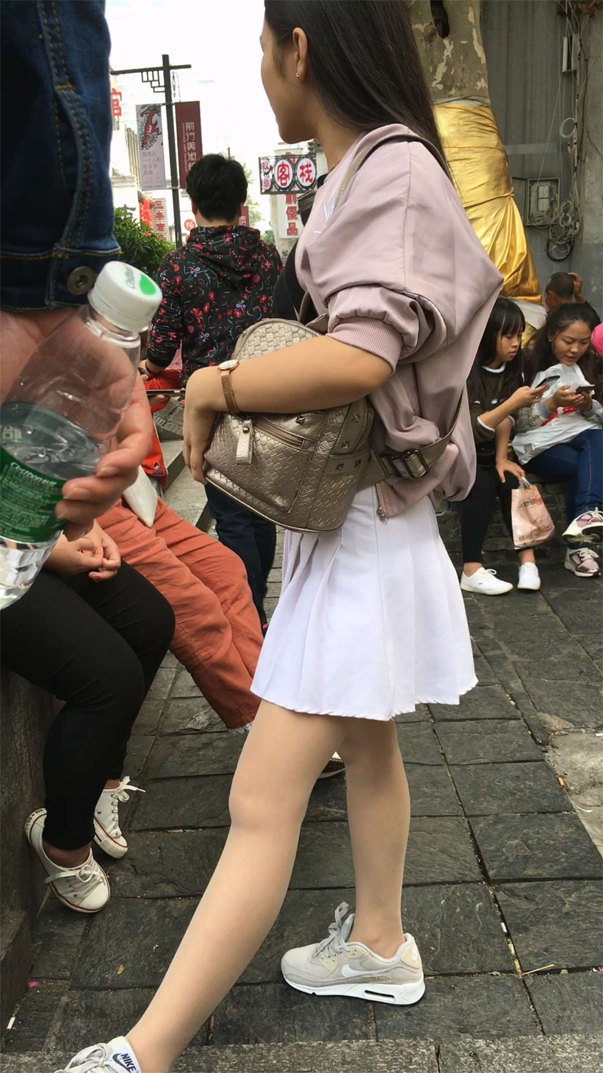 白色短裙肉色丝袜清纯长发学生妹子-日更街拍