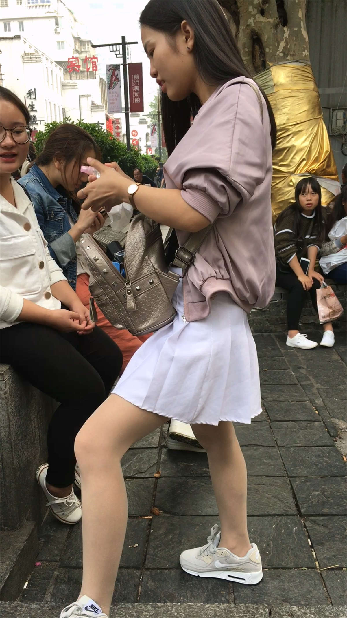 图片[2]-白色短裙肉色丝袜清纯长发学生妹子-日更街拍