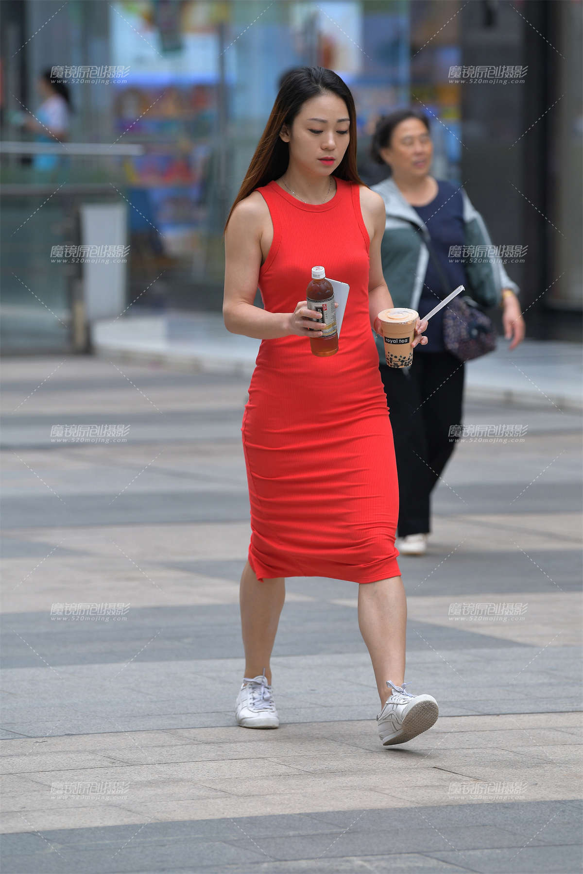 大红色，紧身包臀__-日更街拍