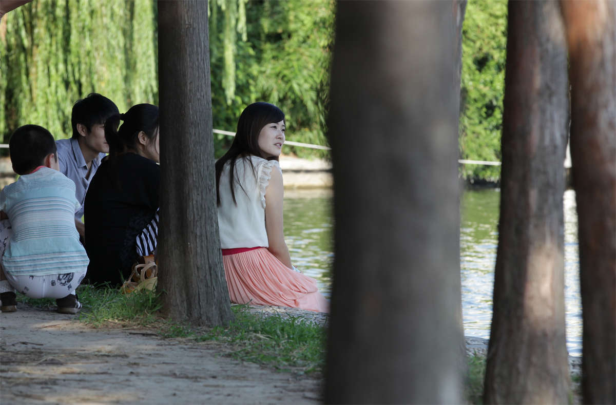 图片[2]-踏青公园街拍系列No.144 窈窕女孩河边沐足-日更街拍