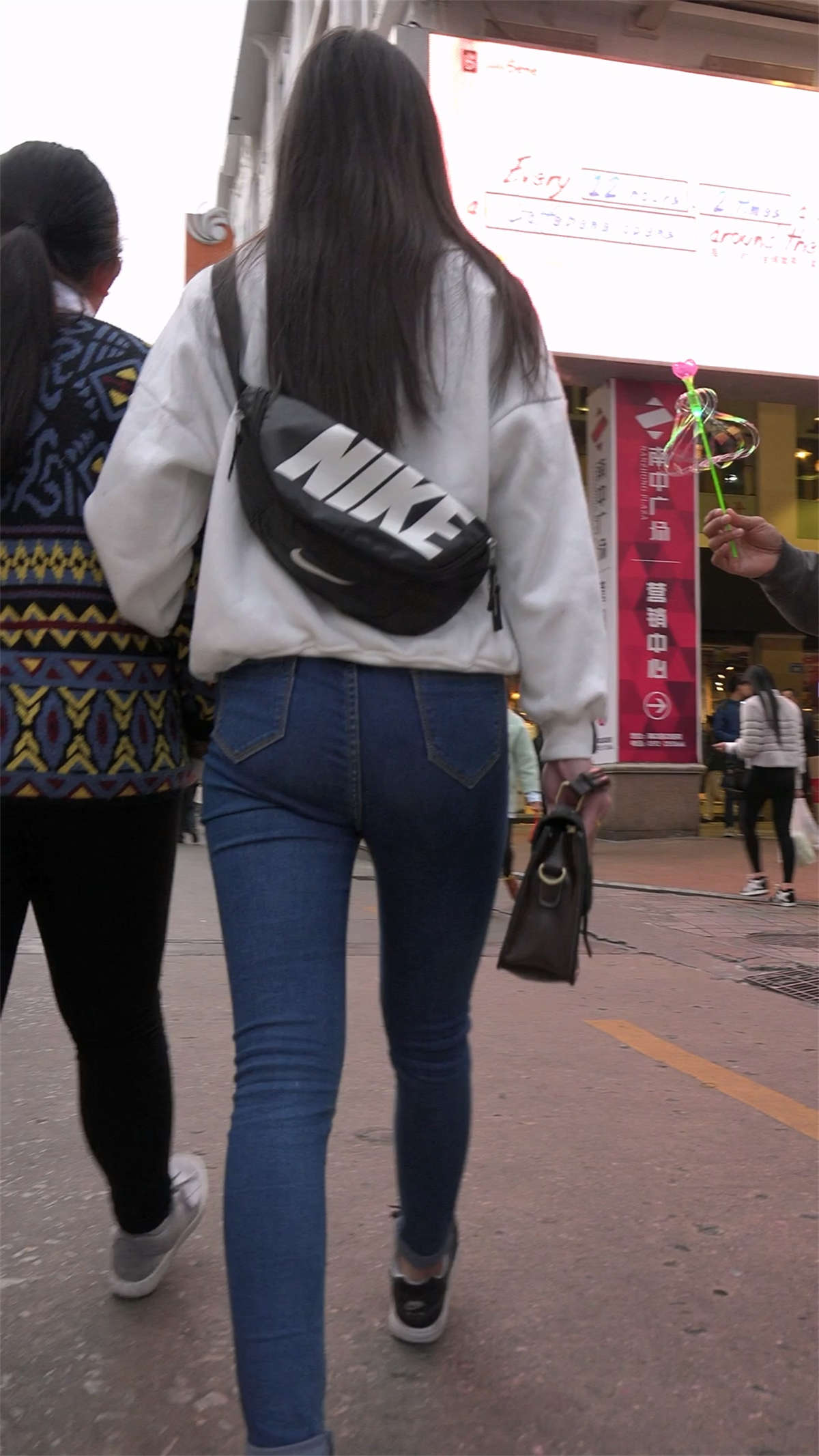 图片[2]-紧牛大学妹-日更街拍