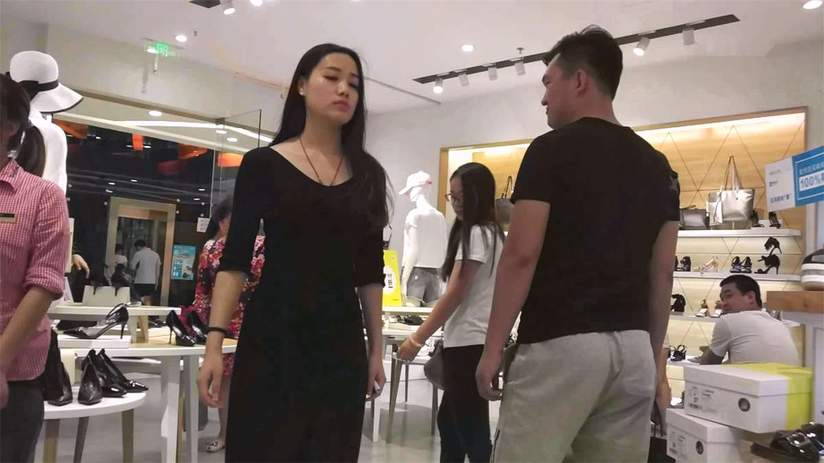 很性感漂亮的靓妹在换鞋-日更街拍
