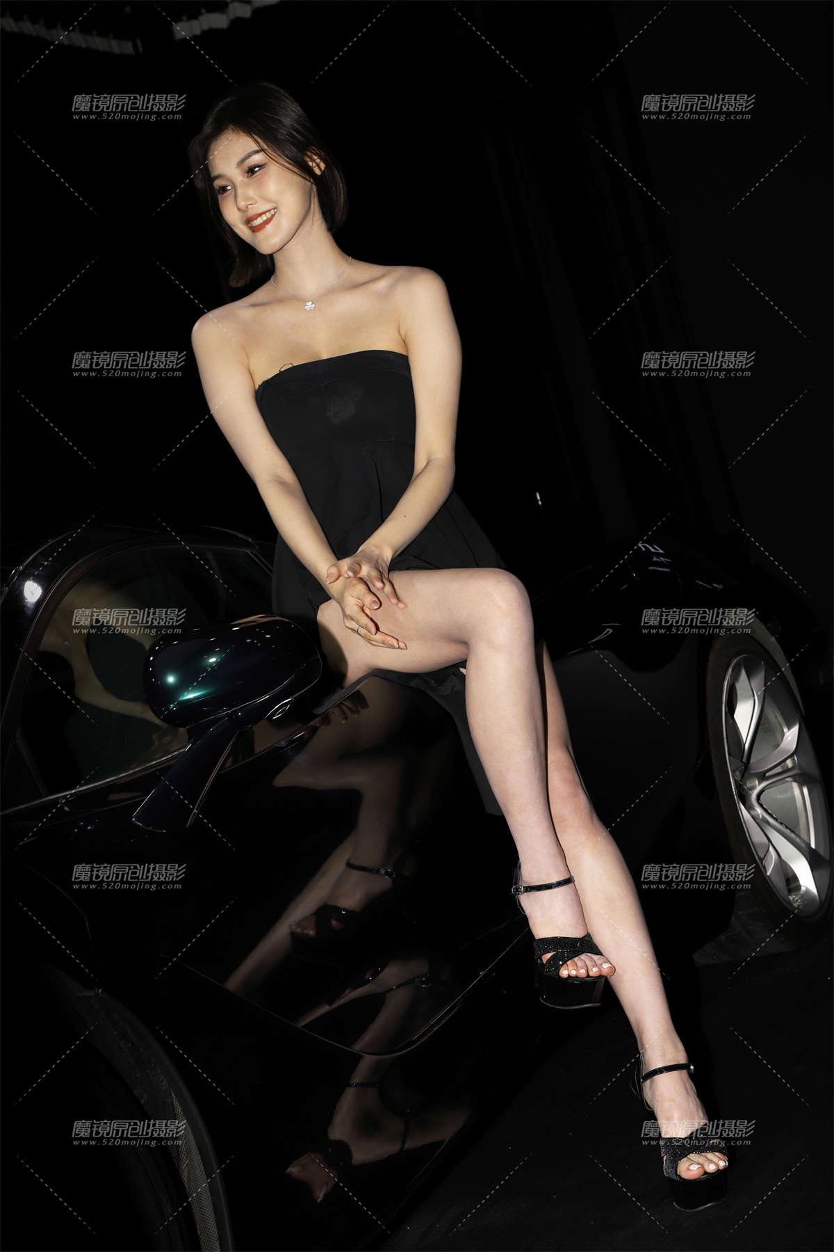 黑色抹胸连衣短裙 短发-日更街拍