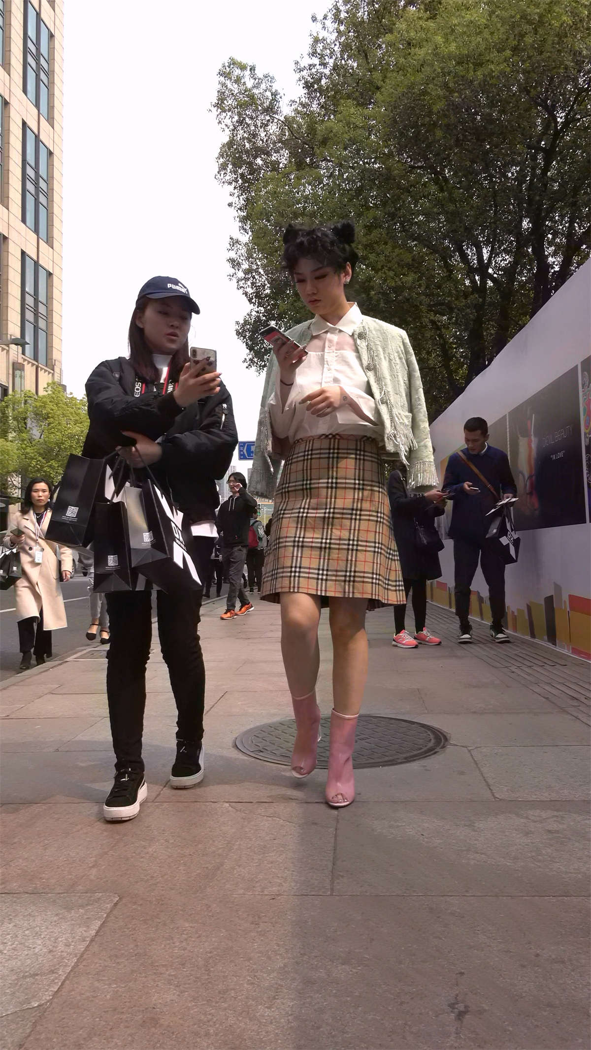 粉色短靴短裙卷发女子-日更街拍