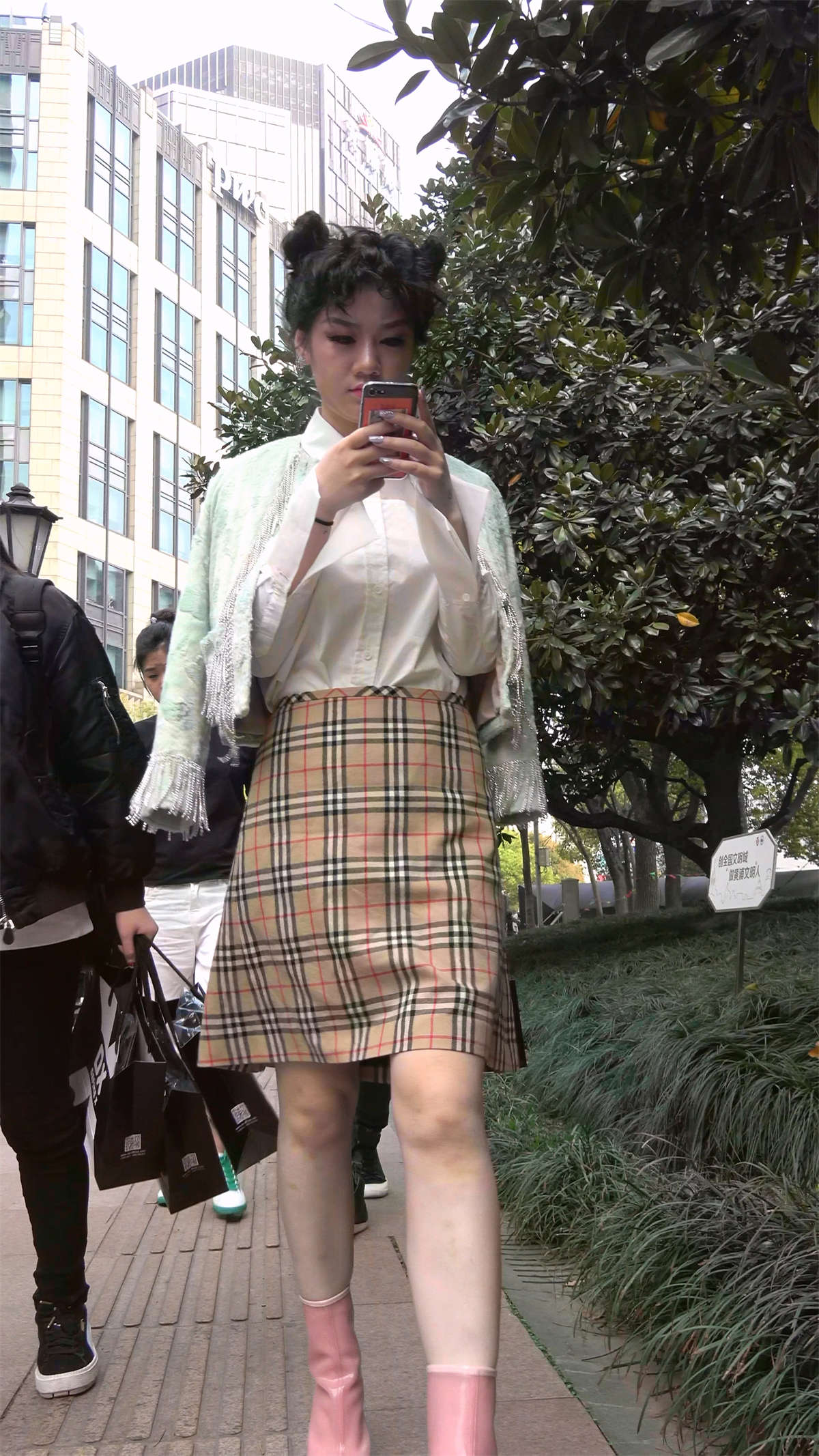 图片[2]-粉色短靴短裙卷发女子-日更街拍