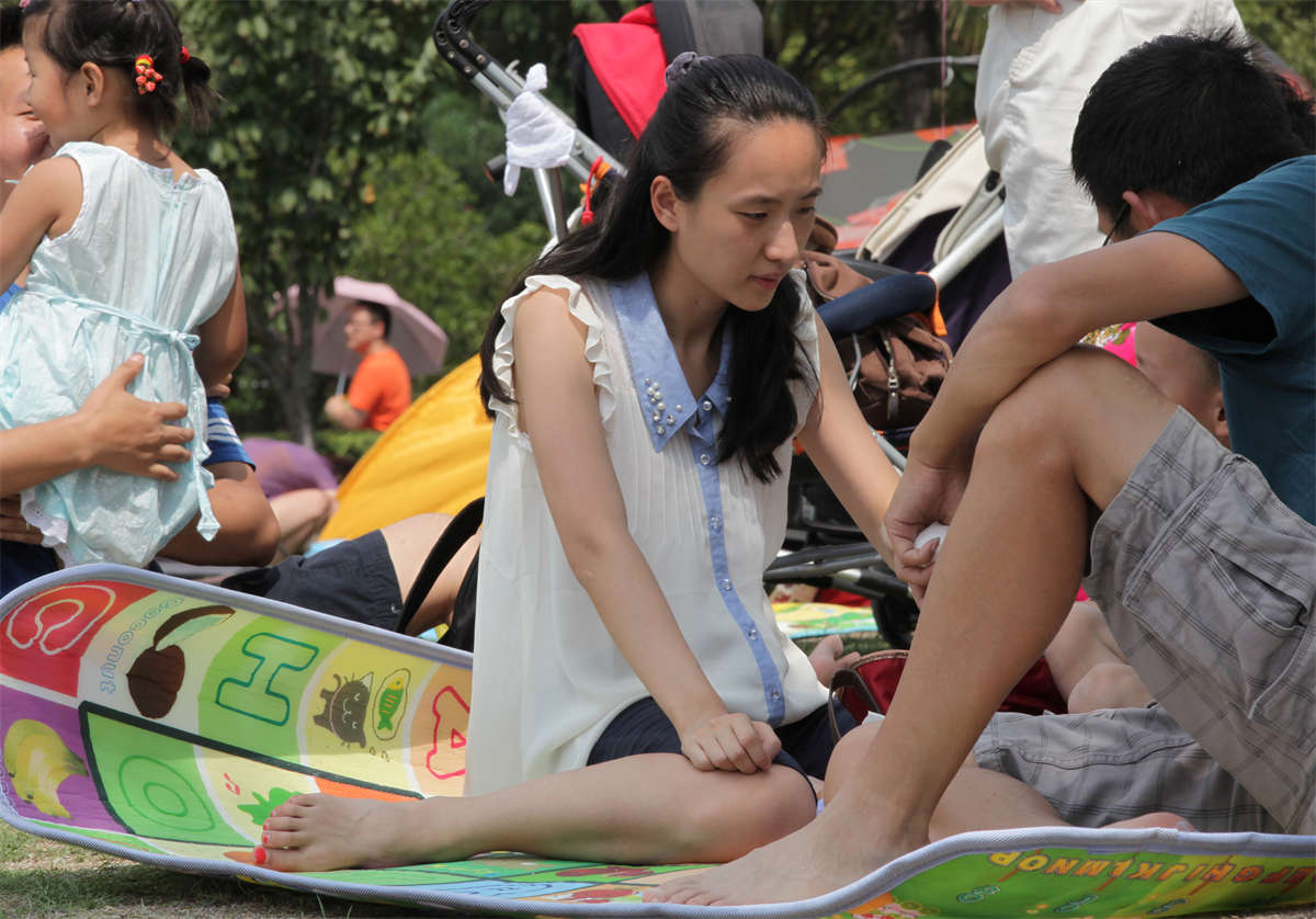 图片[2]-踏青公园街拍系列No.145 长相似少女的年轻妈妈一双玉足性感无比-日更街拍