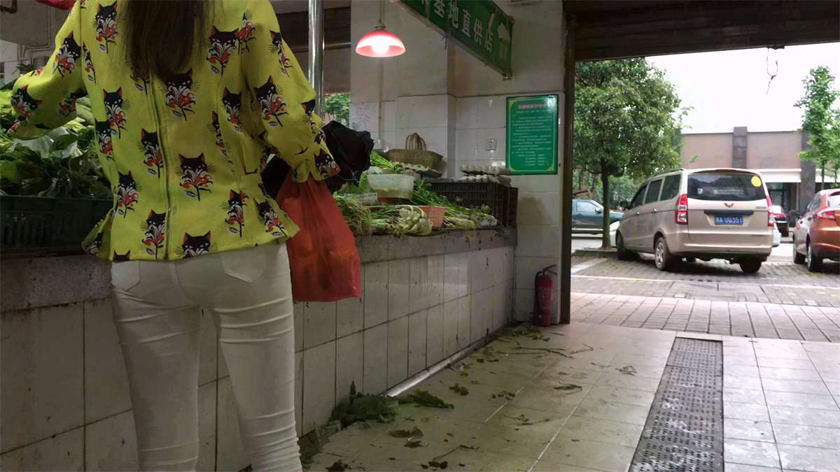 白裤少妇菜市场买菜-日更街拍
