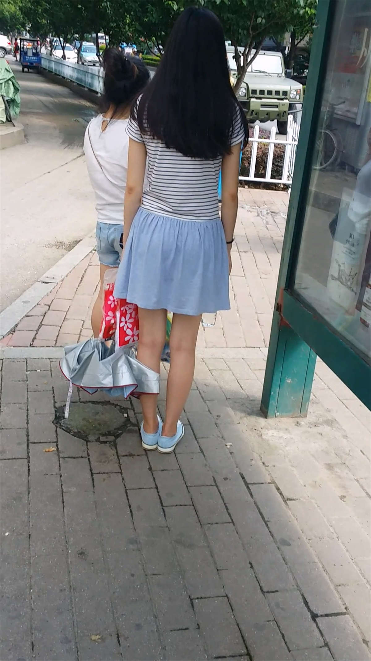 等车的短裙小妹-日更街拍