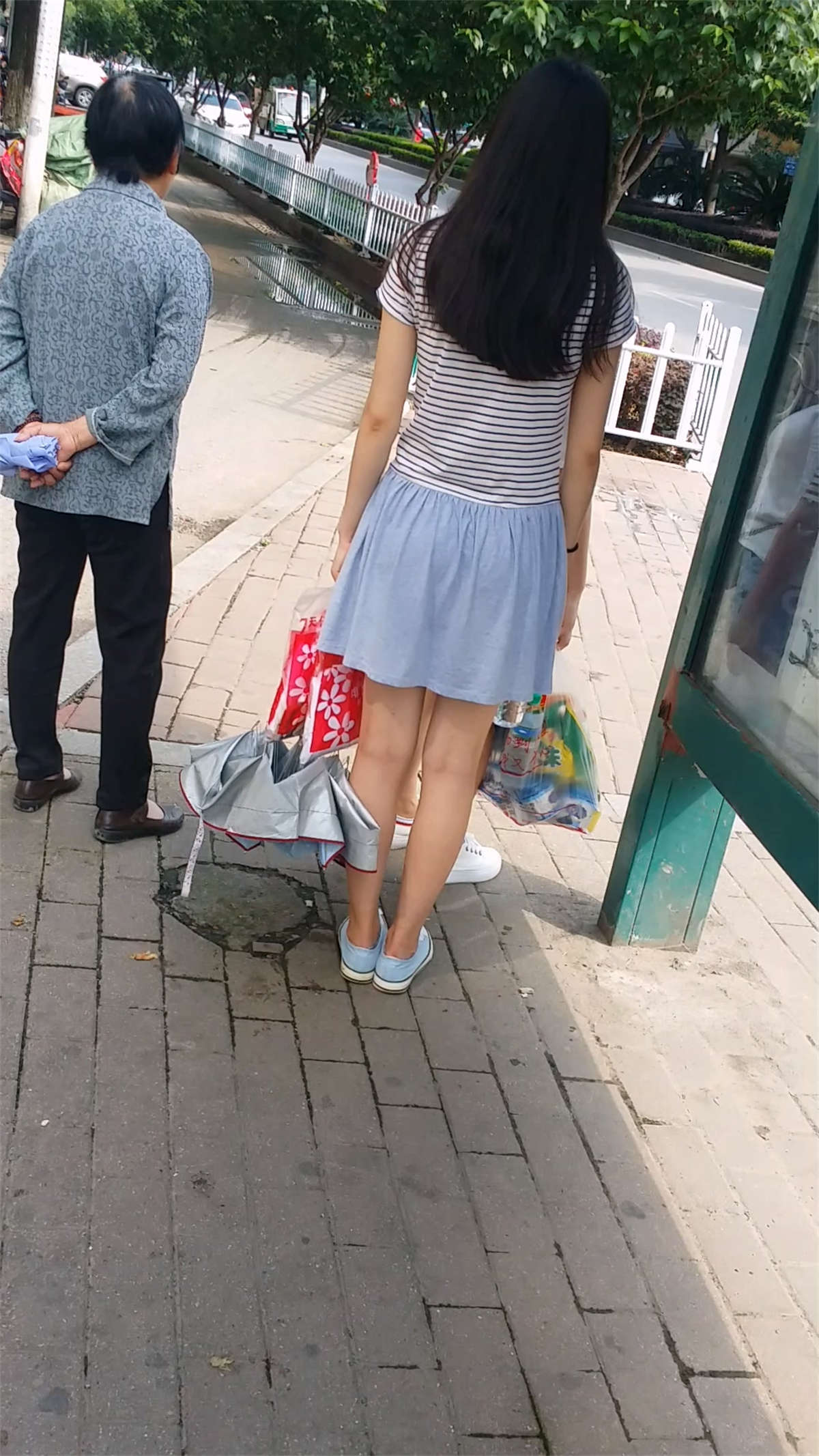 图片[2]-等车的短裙小妹-日更街拍