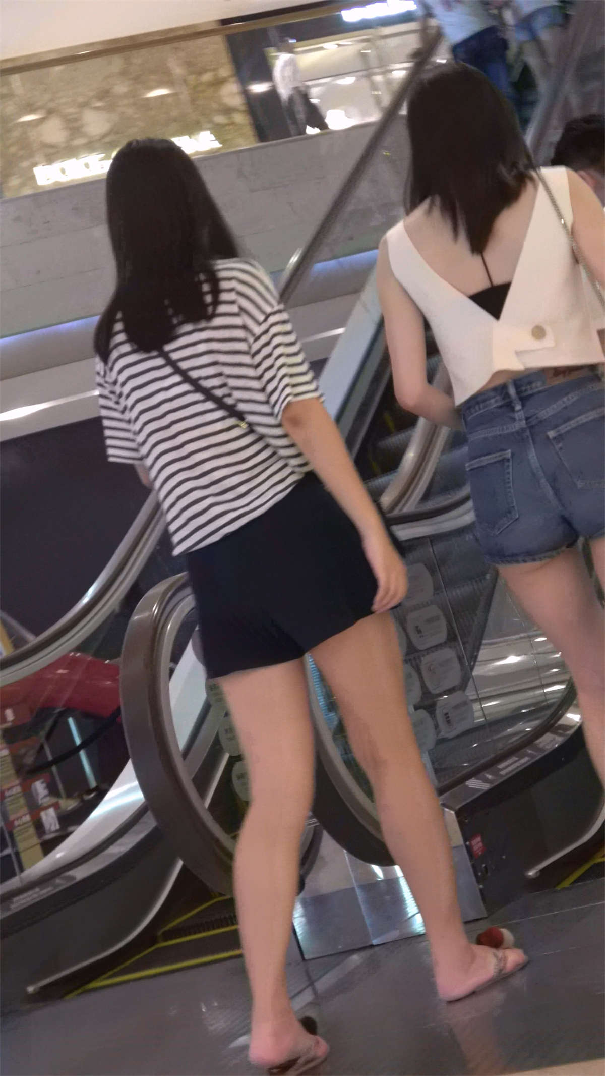 身材颜值超一流的热裤美女-日更街拍