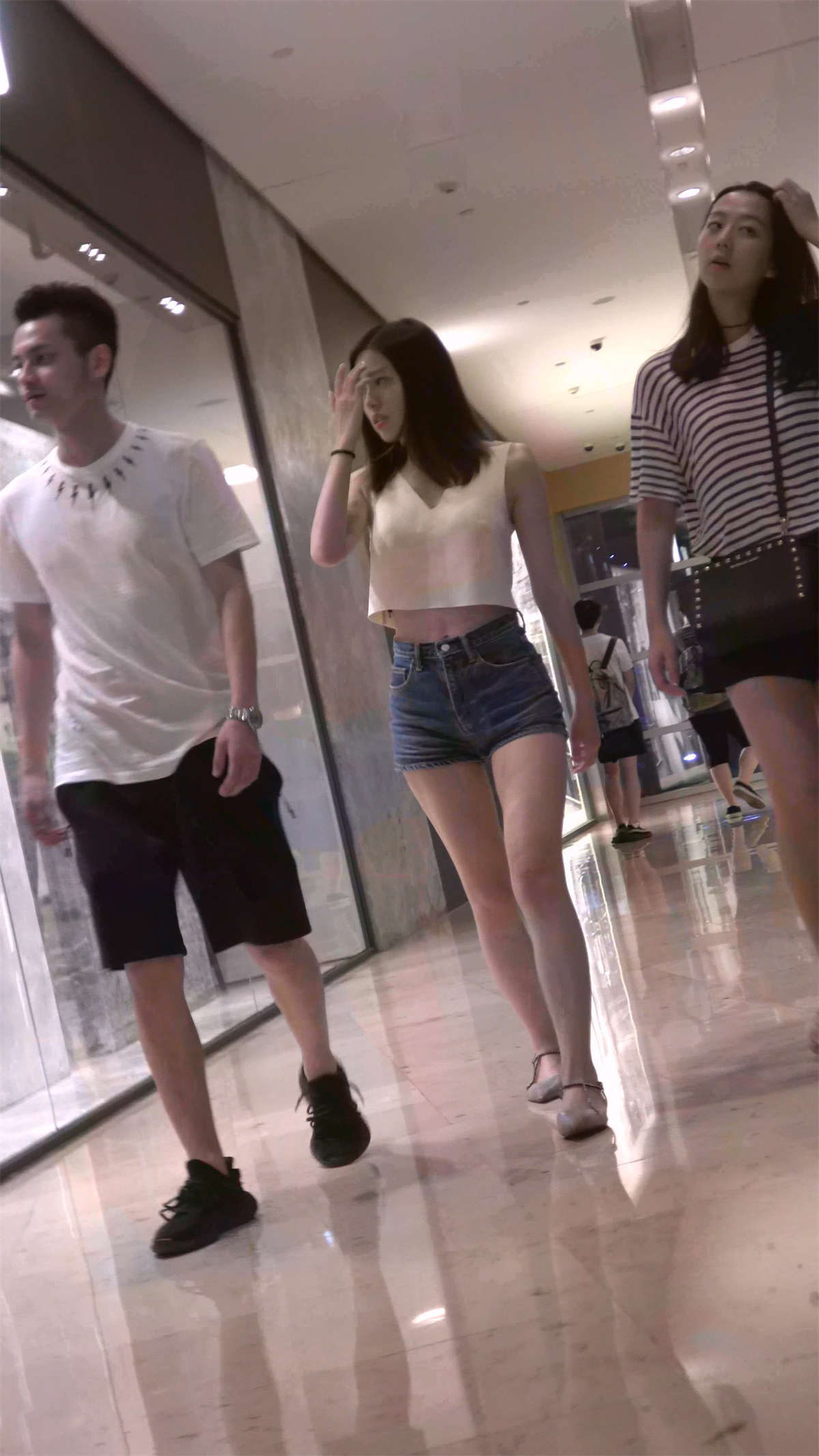 图片[2]-身材颜值超一流的热裤美女-日更街拍