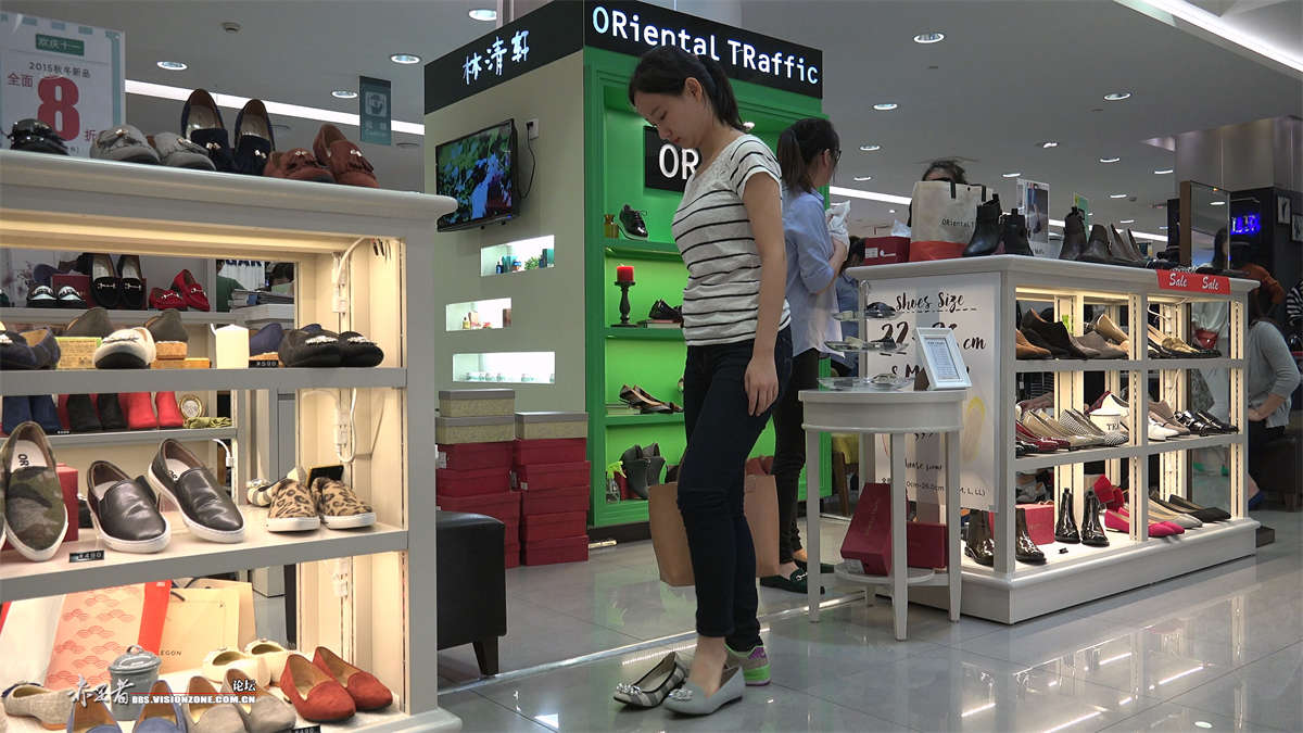 图片[2]-清纯甜美的小姐姐试鞋子-日更街拍