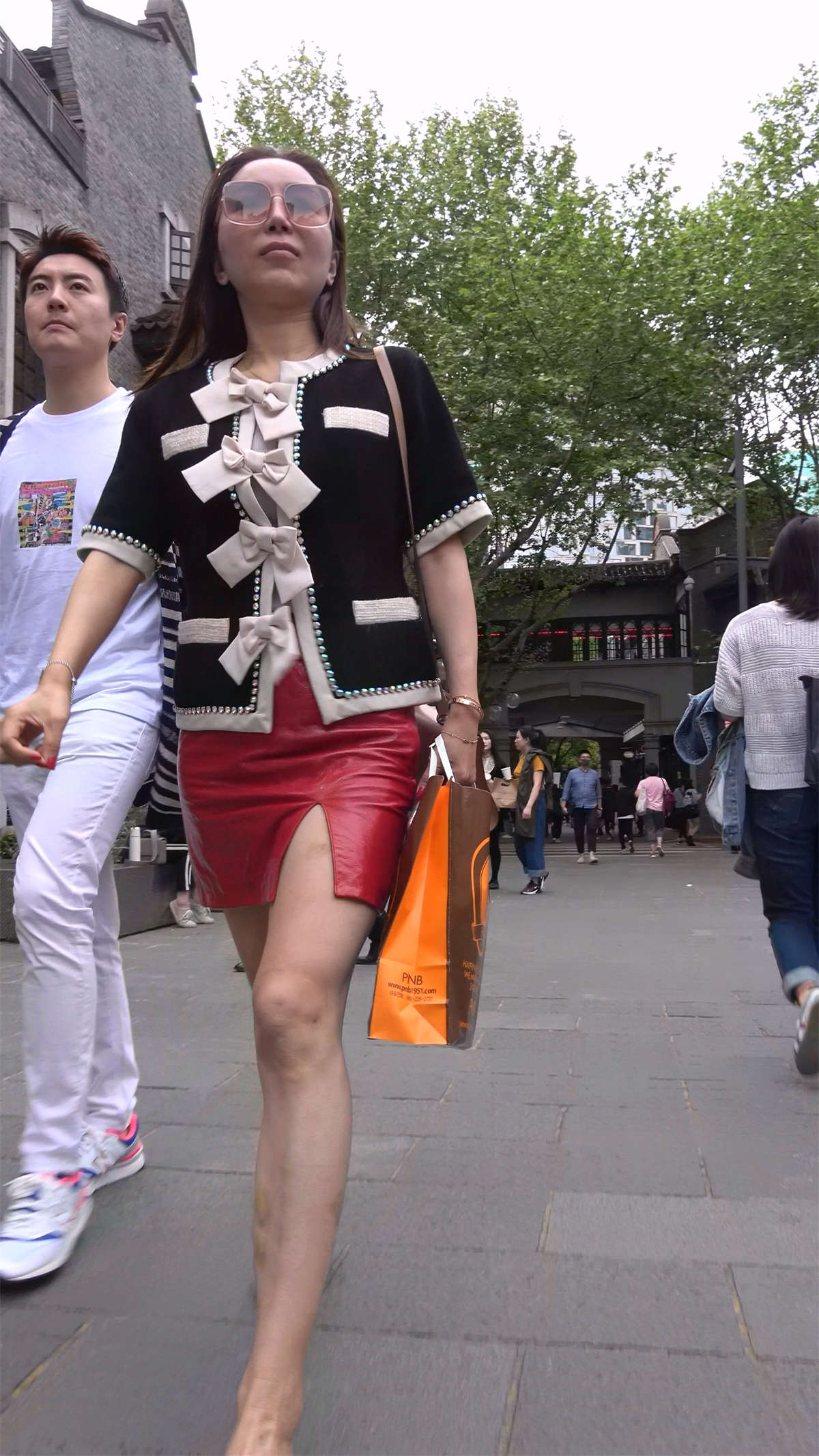 红色皮短裙成熟知性女子-日更街拍