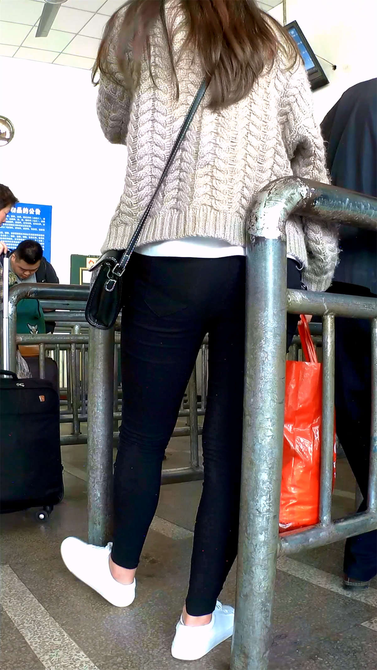 图片[2]-丰臀黑色紧身裤MM-日更街拍