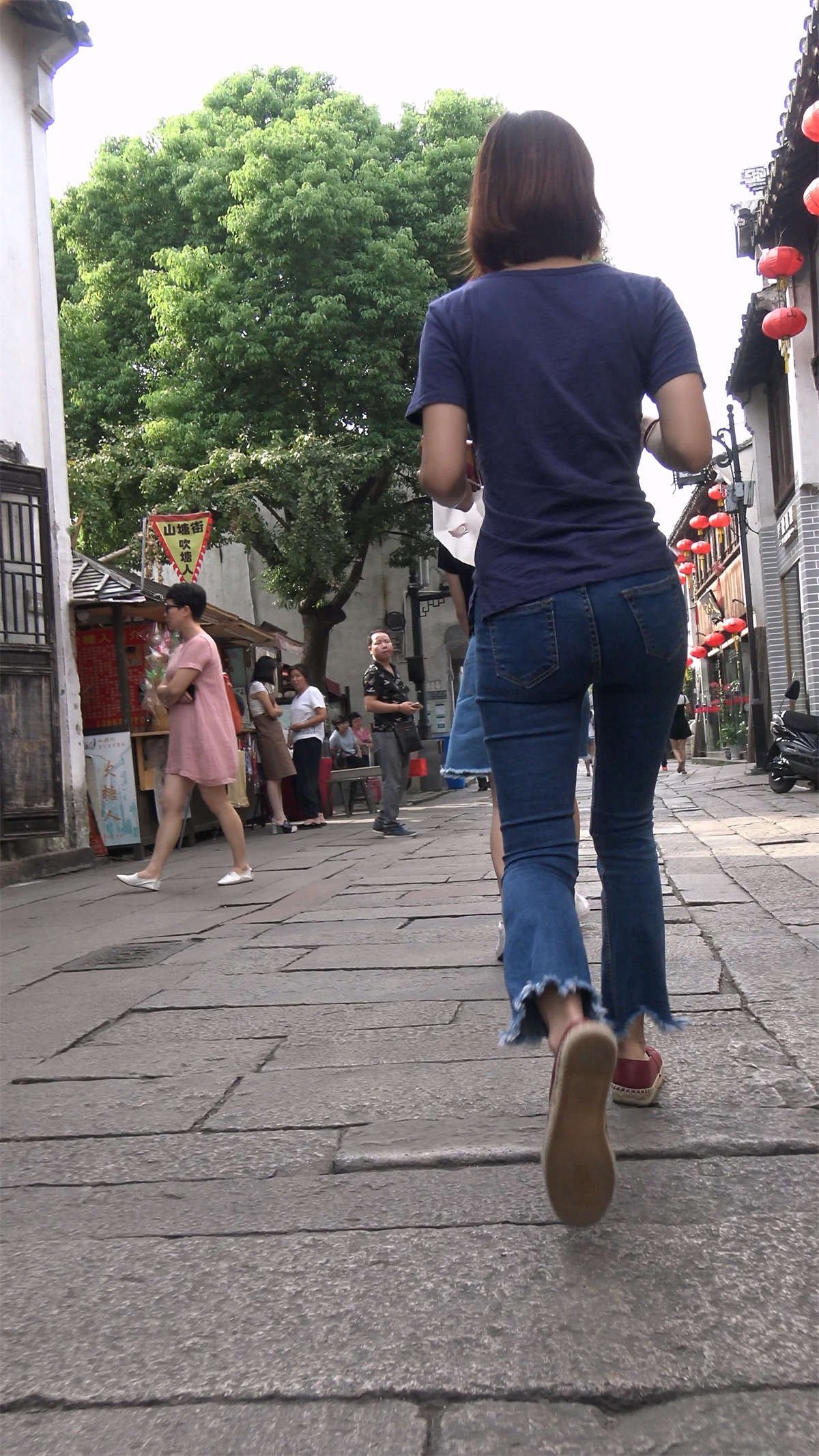 图片[2]-极品牛仔喇叭裤美女-日更街拍