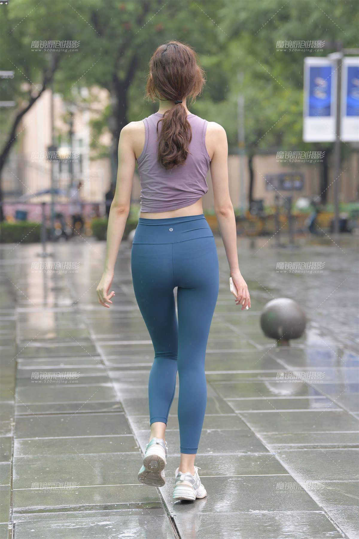 图片[2]-蓝色瑜伽裤运动系高挑美女-日更街拍