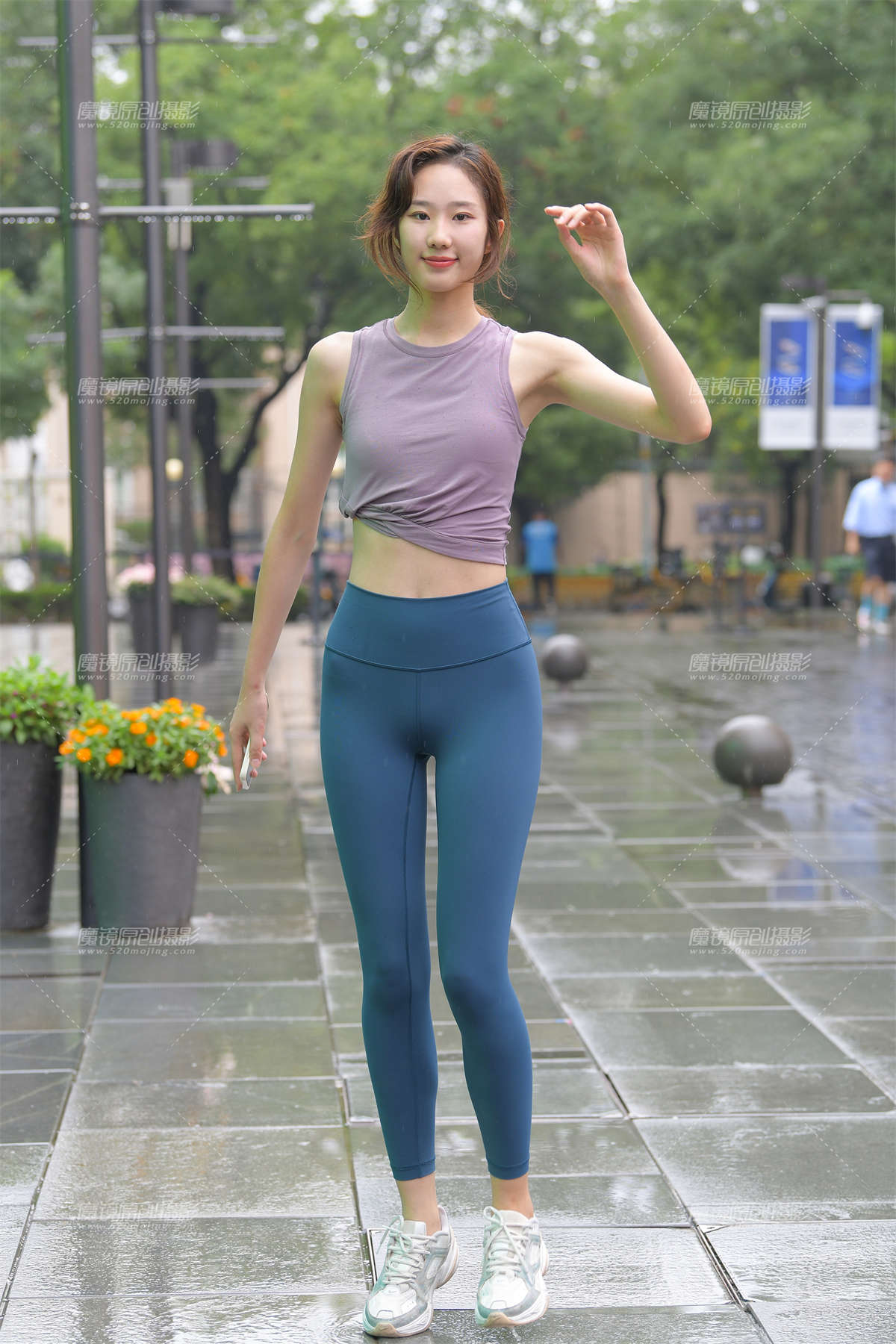 蓝色瑜伽裤运动系高挑美女-日更街拍