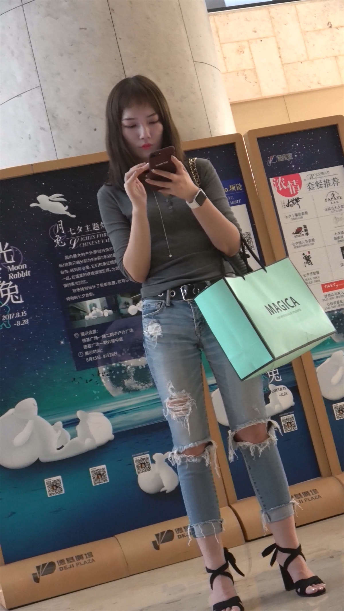 文静甜美漂亮破洞牛仔裤小姐姐-日更街拍