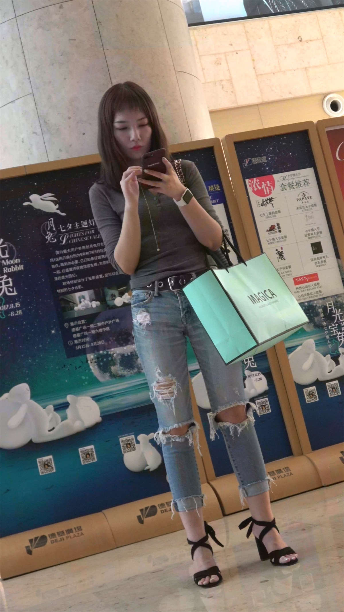 图片[2]-文静甜美漂亮破洞牛仔裤小姐姐-日更街拍