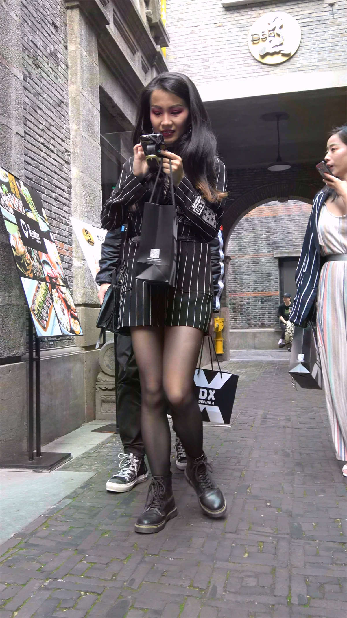 图片[2]-黑丝美腿时尚街拍美女-日更街拍