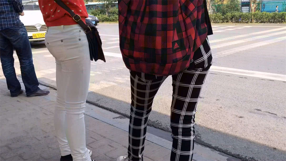 图片[2]-格子宽臀MM等车，旁边闺蜜的屁屁也很翘-日更街拍