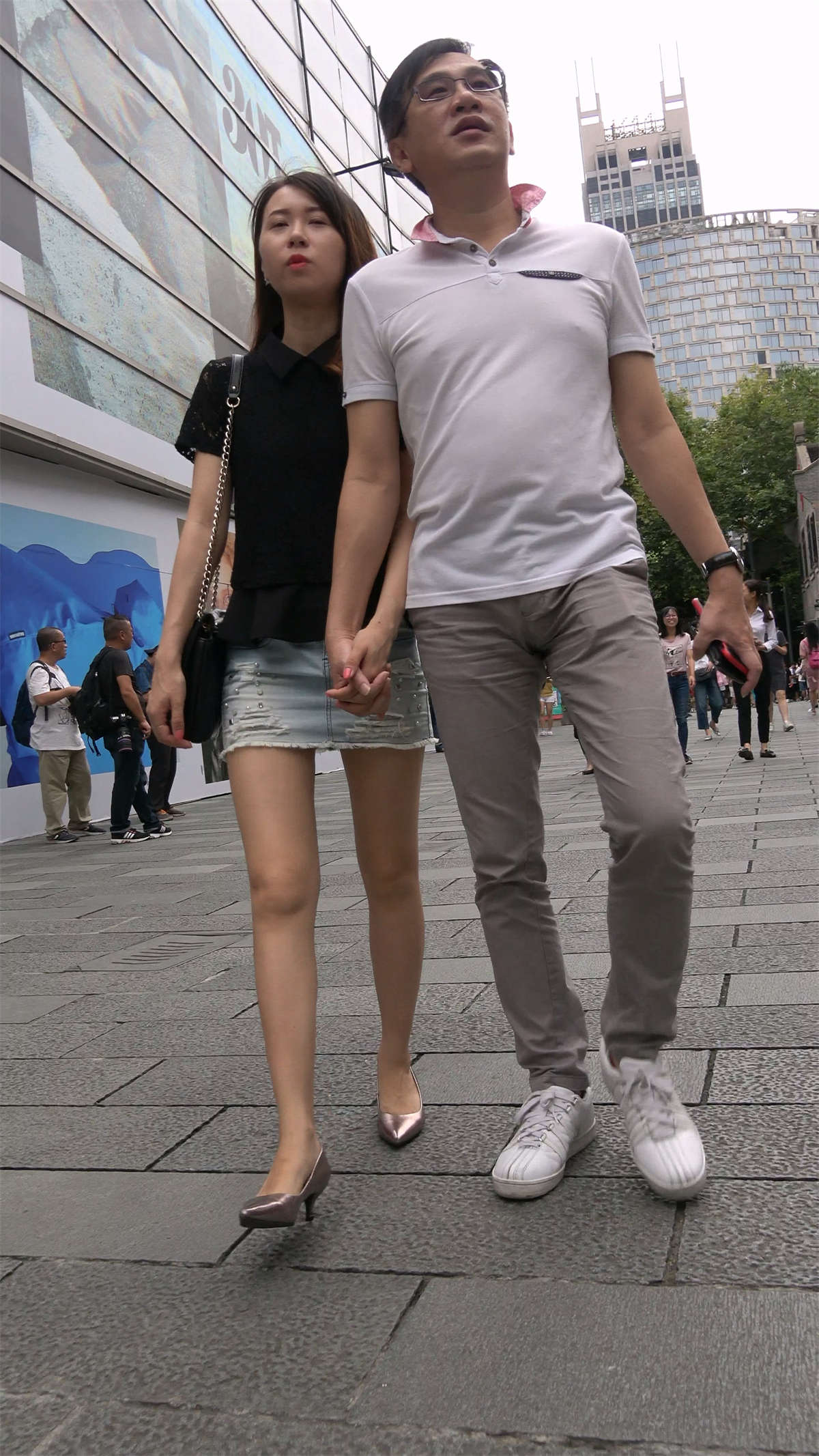 图片[2]-牛仔短裙高跟小姐姐-日更街拍