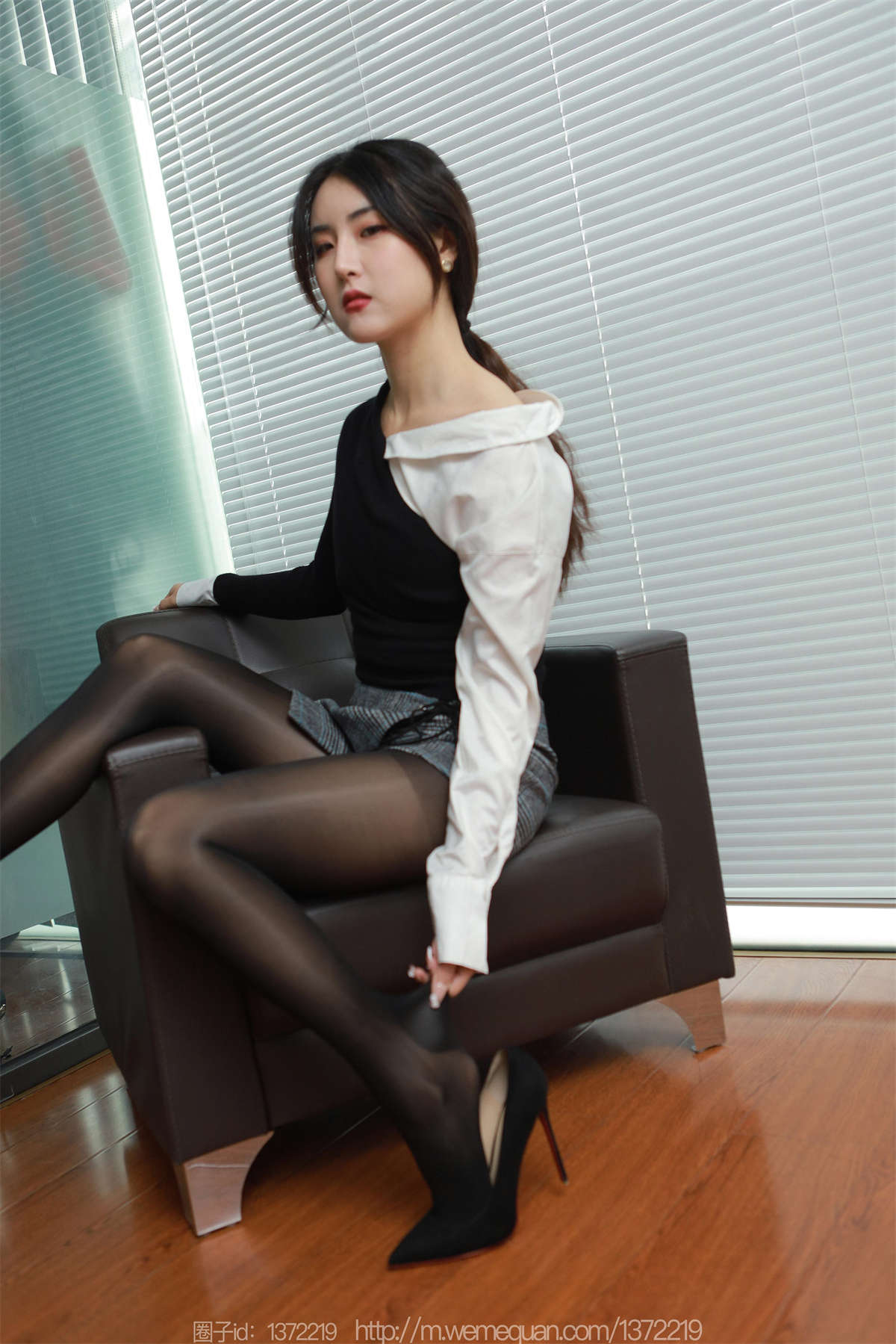 图片[2]-IESS异思趣向 2023.01.27 丝享家1342：小宝 油亮高跟-日更街拍