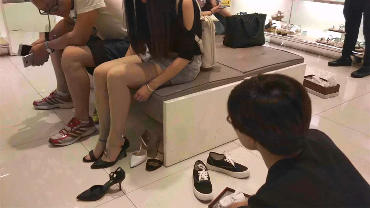 高挑美腿性感丝足高跟-日更街拍