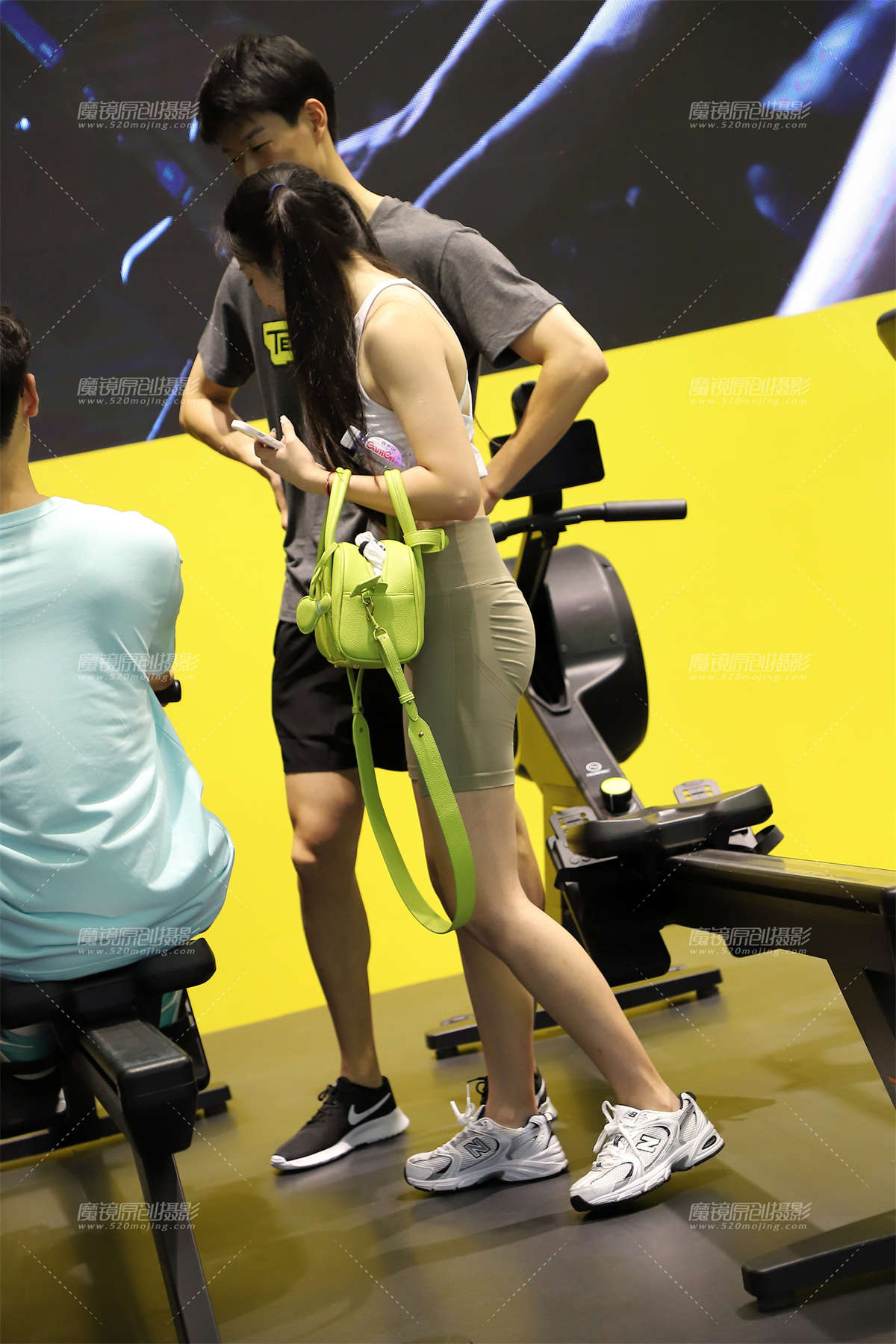 浅色紧身运动短裤插图1