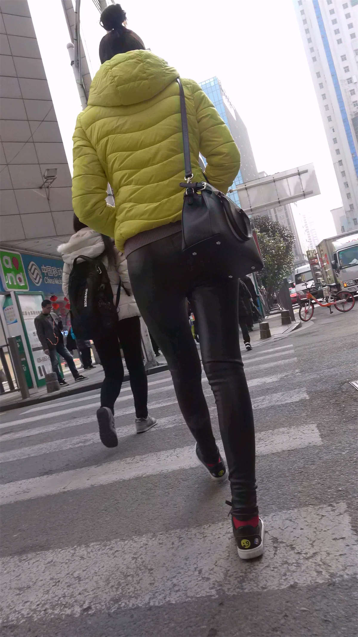 紧身皮裤性感美女-日更街拍