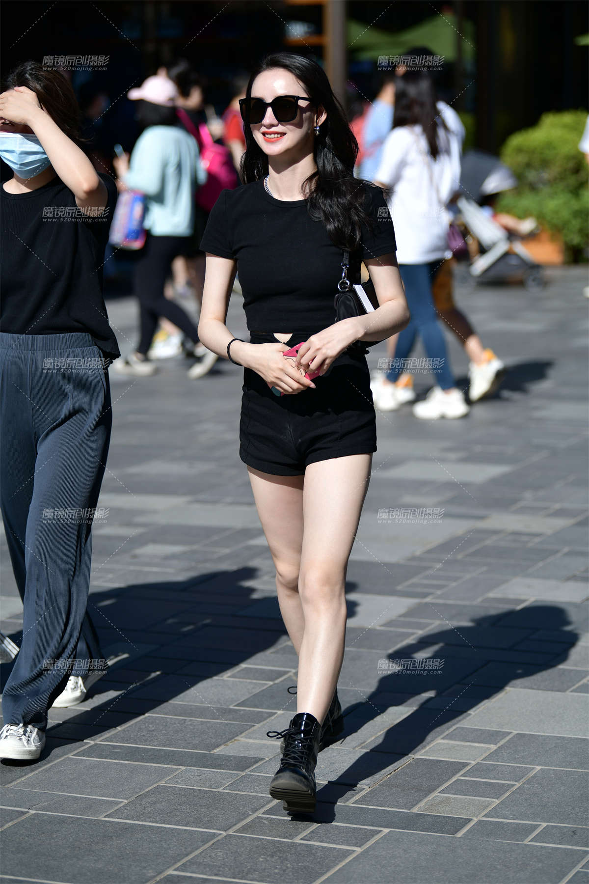 ★气质长发热裤美女-日更街拍