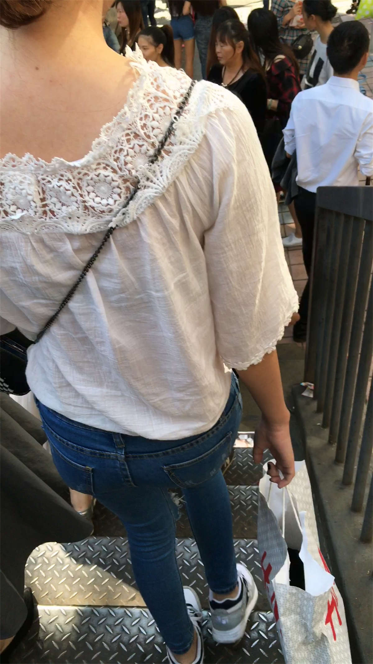 图片[2]-紧身蓝牛MM-日更街拍