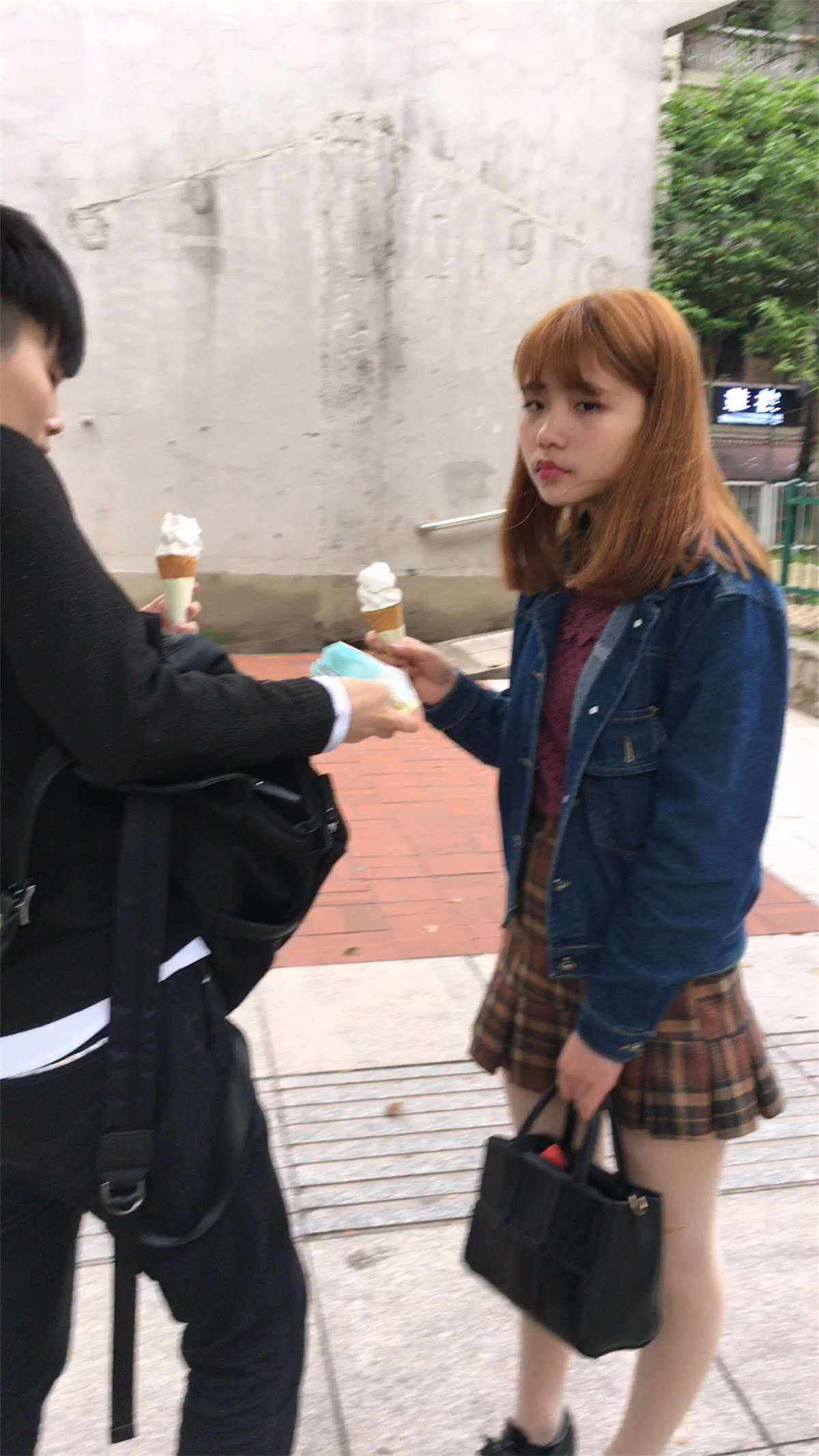 金发可爱美眉学生制服装-日更街拍