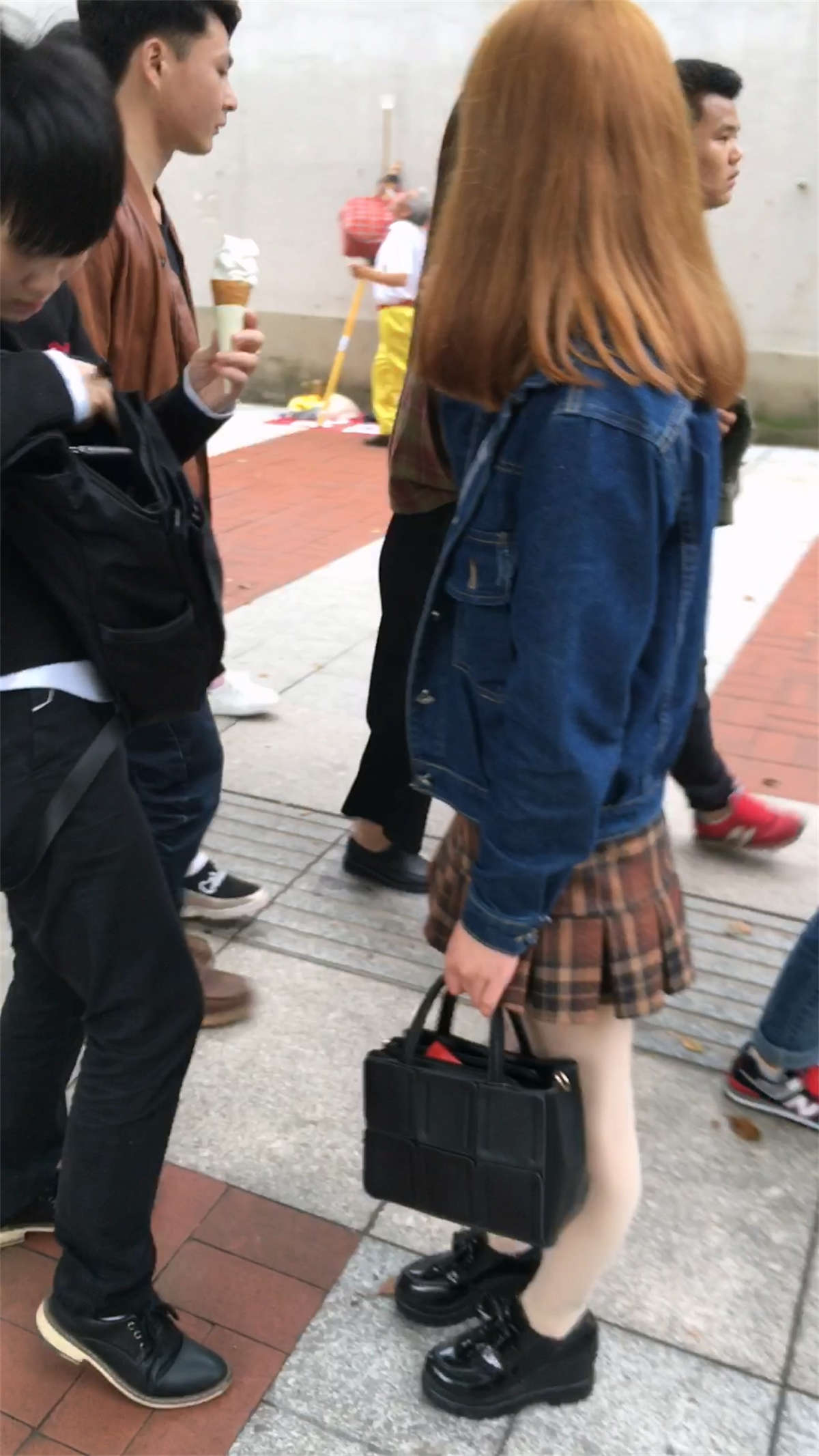 图片[2]-金发可爱美眉学生制服装-日更街拍