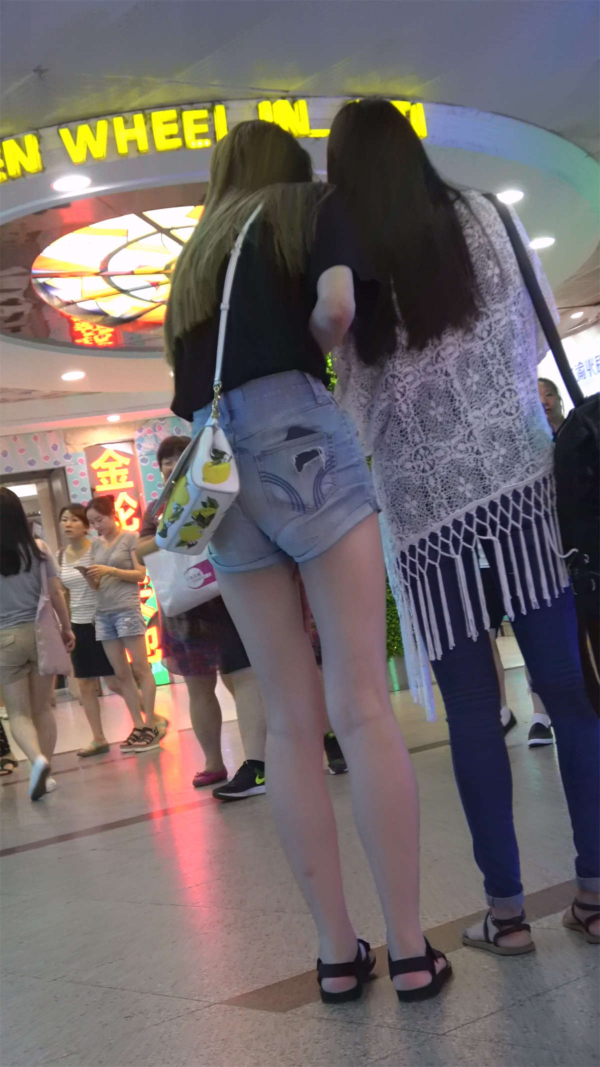 图片[2]-热裤美腿美女-日更街拍