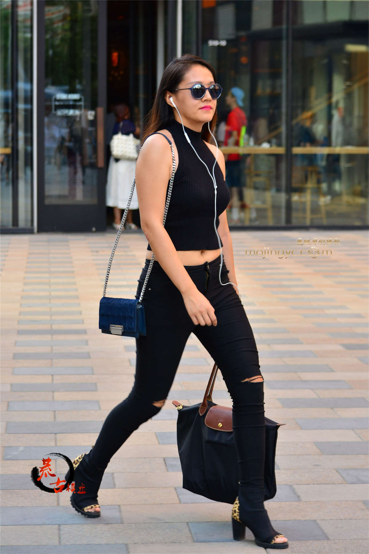 16.8.22 黑色紧身牛仔-日更街拍