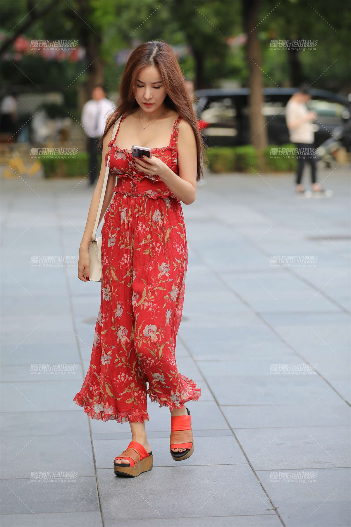 丰满的吊带裙__-日更街拍