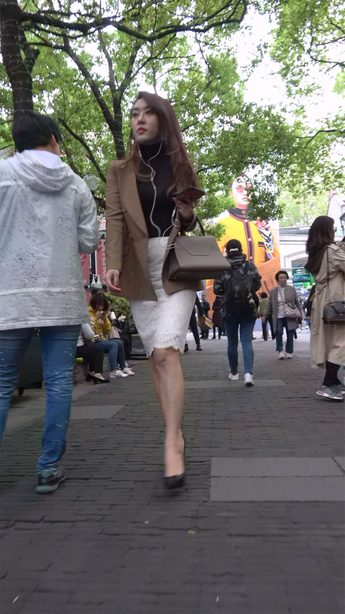 性感的镂空白裙美眉-日更街拍