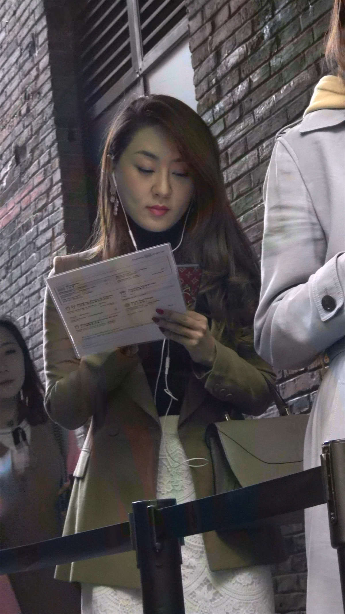 图片[2]-性感的镂空白裙美眉-日更街拍