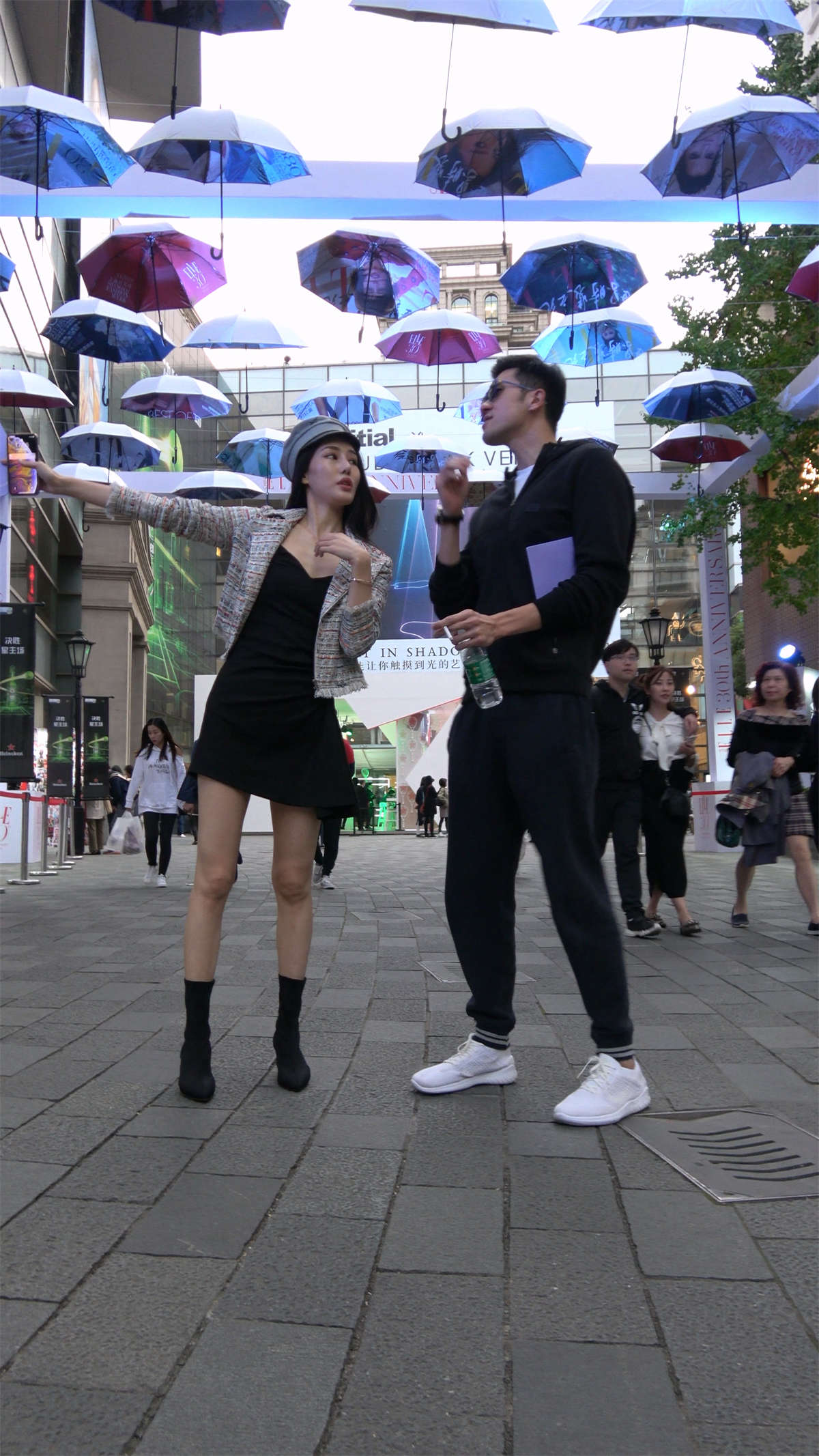 极品紧身牛仔模拍美女-日更街拍
