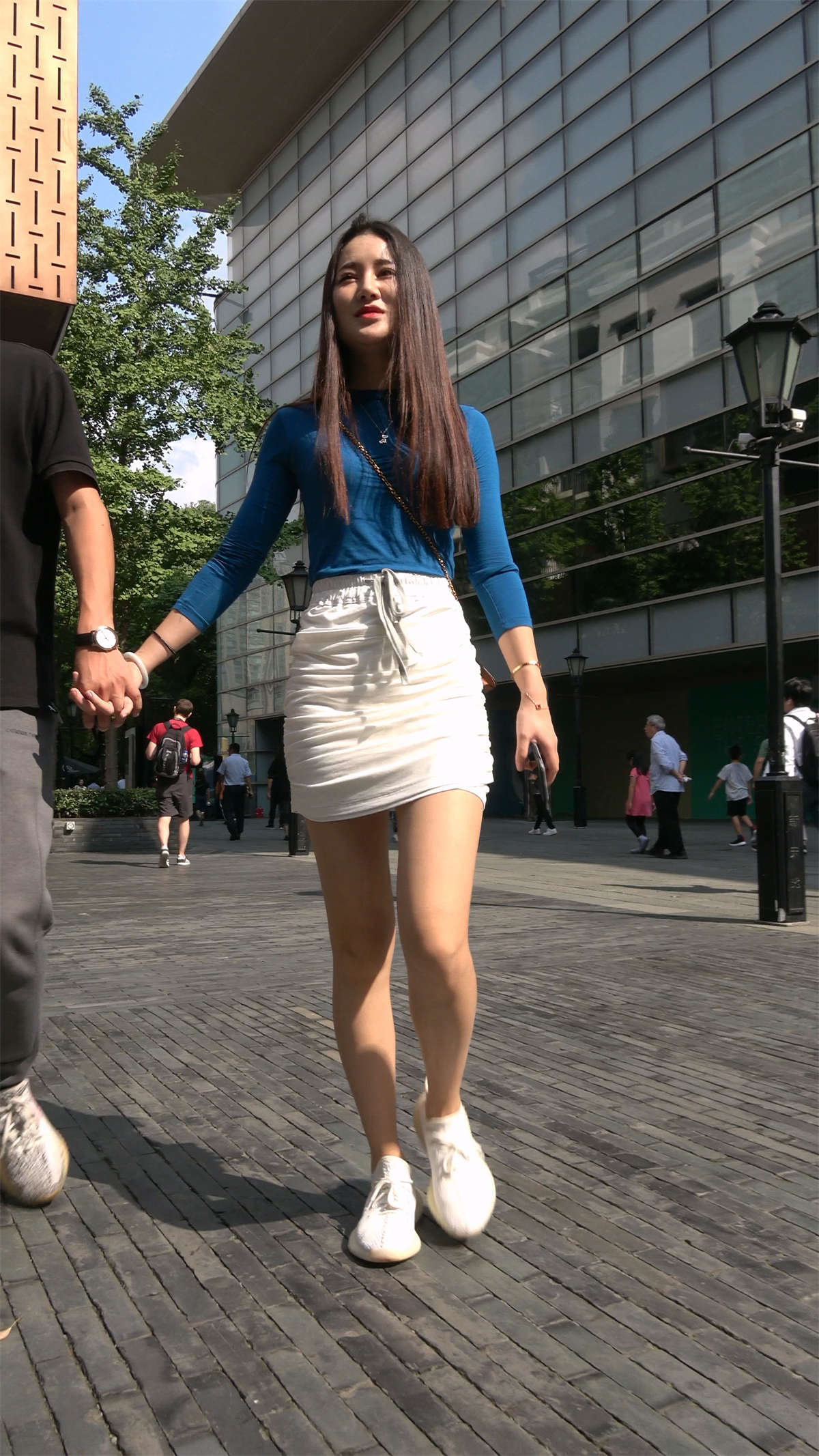 图片[2]-包臀白短裙长发姑娘-日更街拍