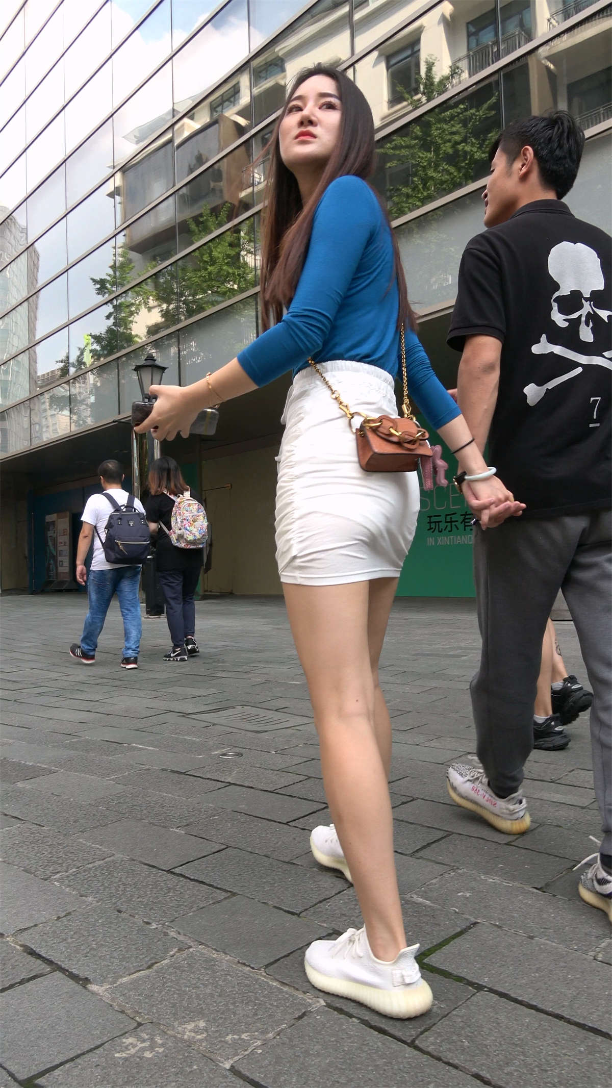 包臀白短裙长发姑娘-日更街拍