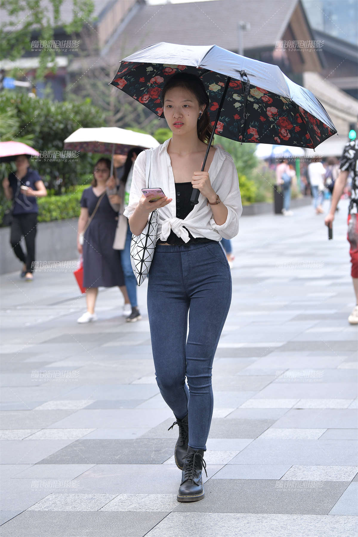 【视觉冲击赛贴】紧牛翘臀小姐姐-日更街拍