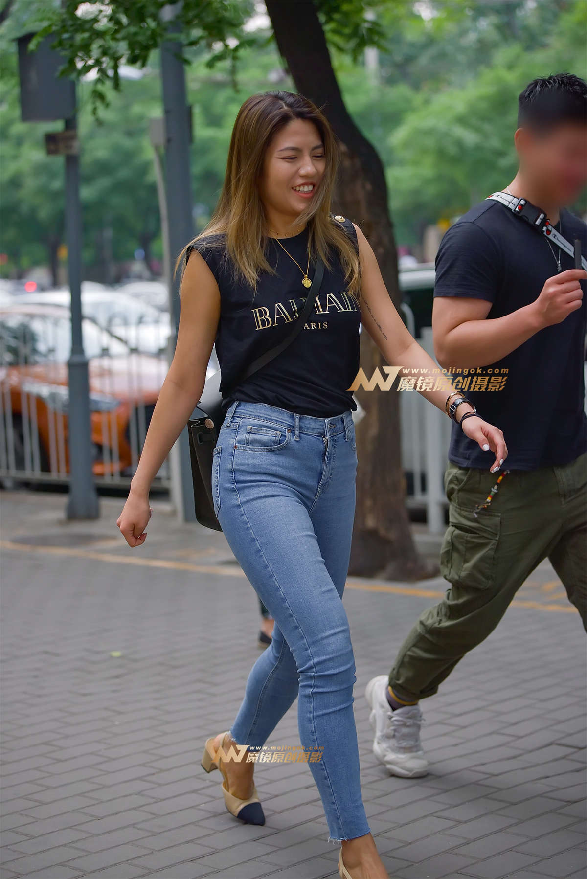 【赛德克赛帖】夜幕下的紧身仔裤女-日更街拍