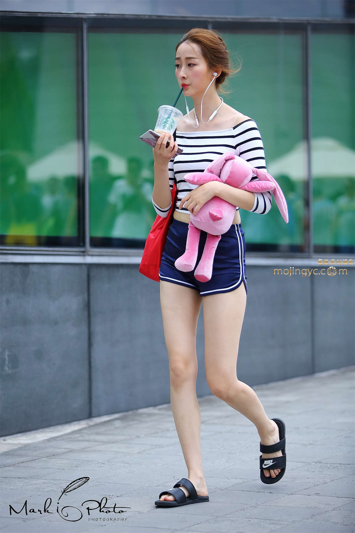 条纹T恤深蓝色热裤-日更街拍