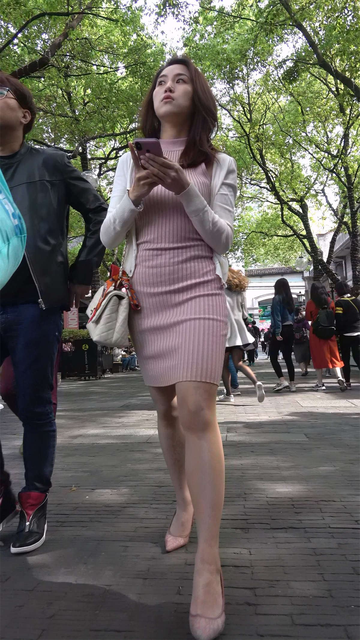 性感粉色短裙好身材气质高跟美女-日更街拍